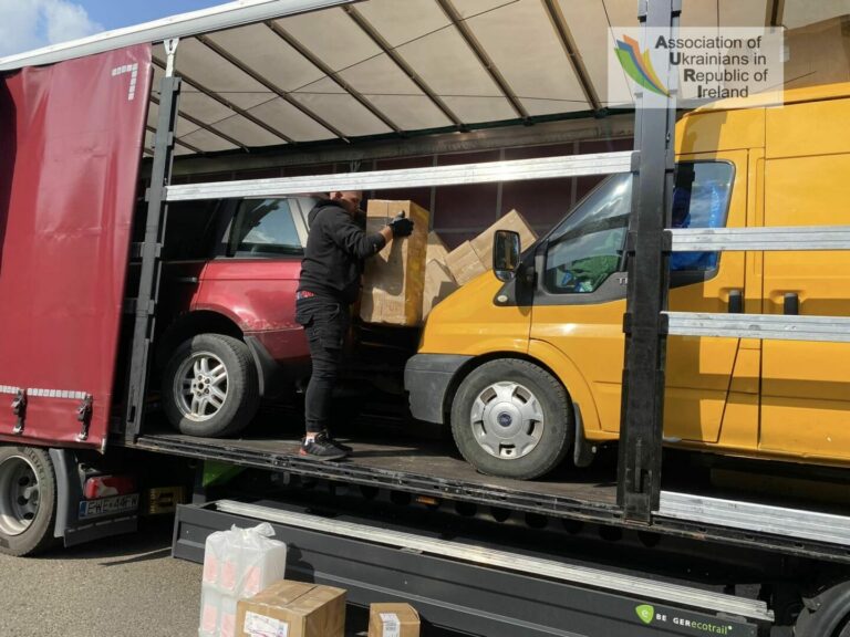 Фургон з гуманітарною допомогою